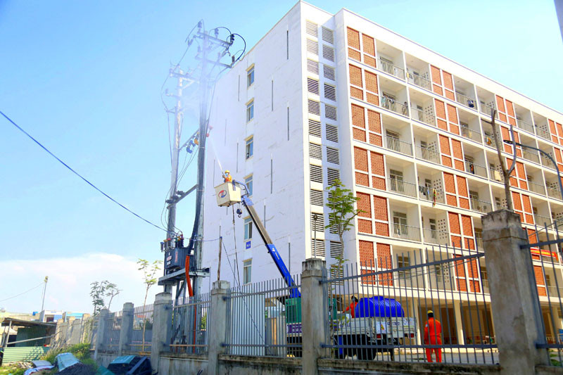 Công ty Điện lực Đà Nẵng vệ sinh sứ bằng nước áp lực cao tại khu cách ly tập trung phòng, chống dịch Covid-19 ở Đà Nẵng.