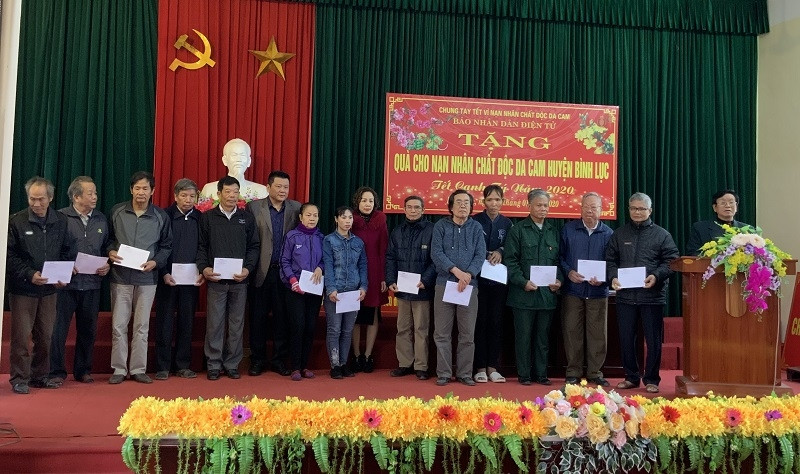 Ngày 12/1/2020, trước thềm Tết Nguyên đán Canh Tý, Báo Nhân Dân điện tử đã phối hợp cùng Hội nạn nhân chất độc da cam (NNCĐDC) huyện Bình Lục tổ chức gặp mặt và trao tặng gần 300 suất quà “Tết ấm” cho các nạn nhân bị nhiễm chất độc da cam trong huyện.