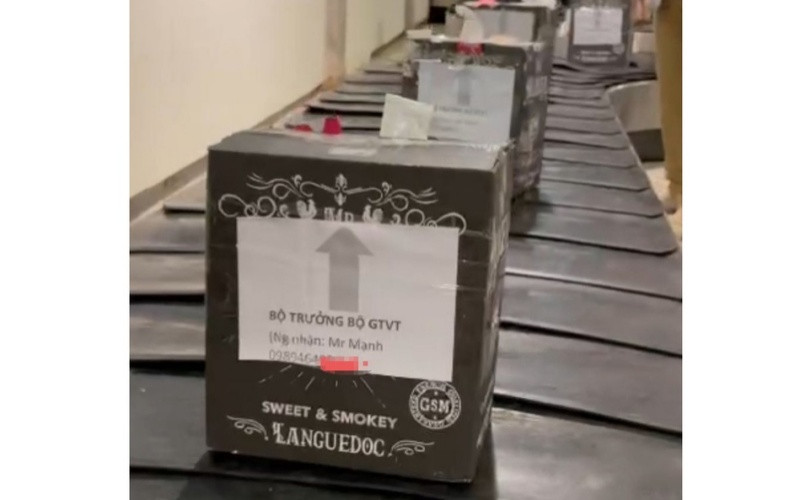 Nhân viên mạo danh Bộ trưởng GTVT để gửi lô hàng hóa từ Hà Nội vào TP Hồ Chí Minh theo đường hàng không. (Ảnh: Cắt từ clip trên MXH)