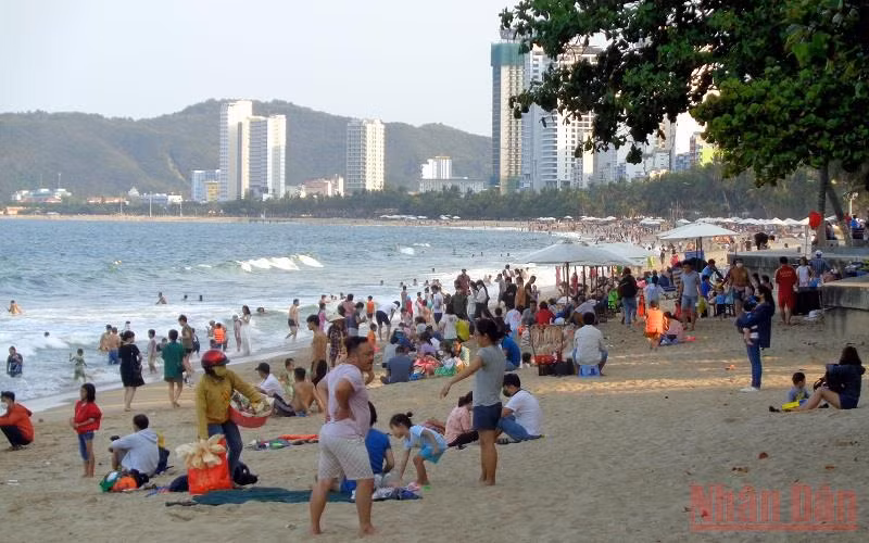 Dịp Giỗ Tổ Hùng Vương năm nay, bãi biển Nha Trang đông người trở lại.