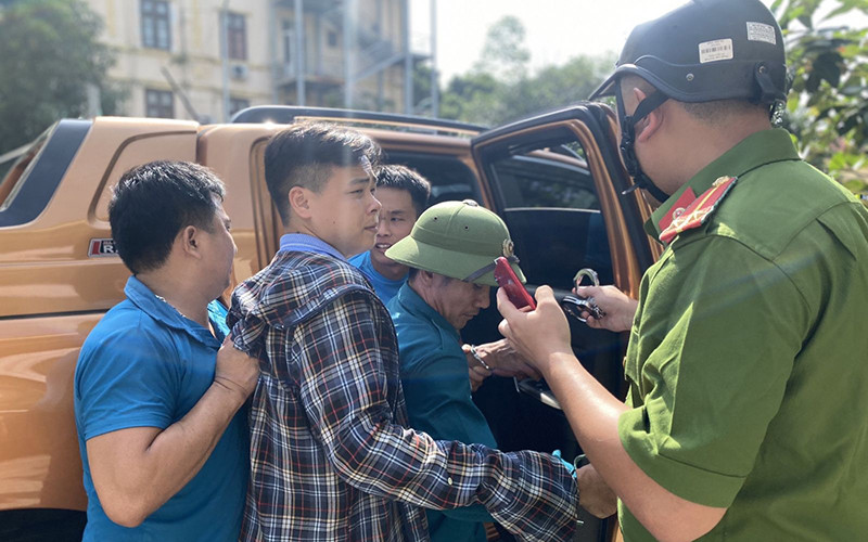 Công an xã Yên Dương, huyện Hà Trung cùng các lực lượng bắt giữ, áp giải phạm nhân bỏ trốn Triệu Quân Sự.