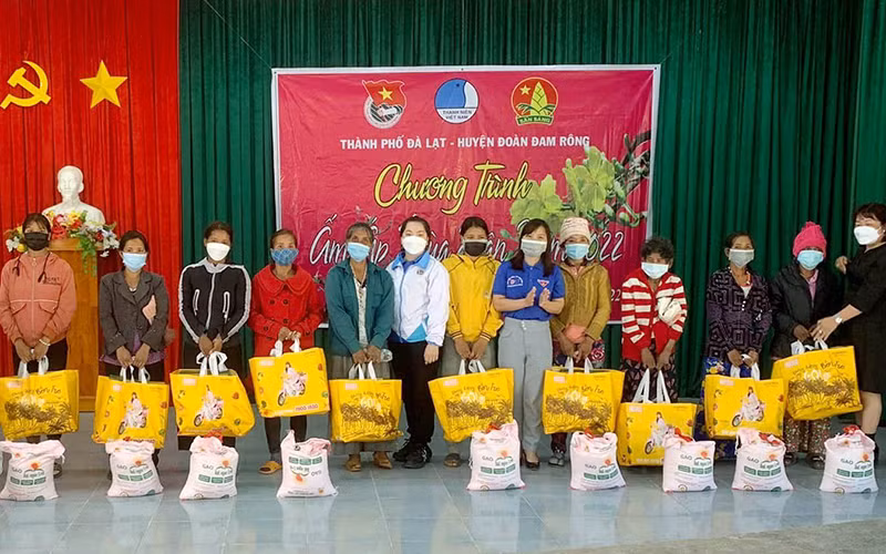 Đại diện Thành đoàn Đà Lạt và nhà tài trợ trao quà Tết tặng các hộ đồng bào dân tộc thiểu số tại huyện Đam Rông (Lâm Đồng).