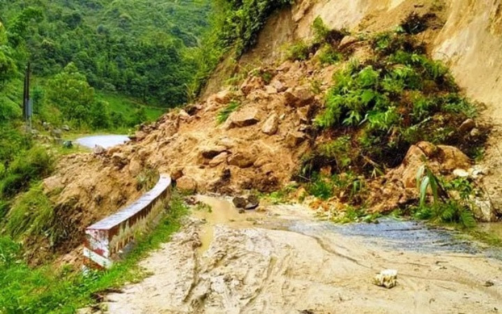 Sạt lở đất trên đường từ thị trấn Bắc Hà đi xã Bản Liền.