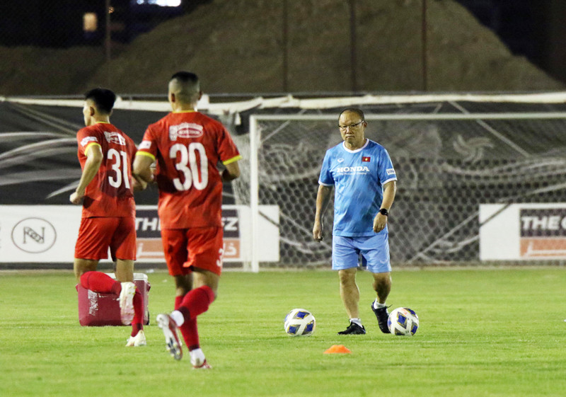 HLV Park Hang Seo như thường lệ vẫn theo sát từng động tác tập luyện của các học trò. 