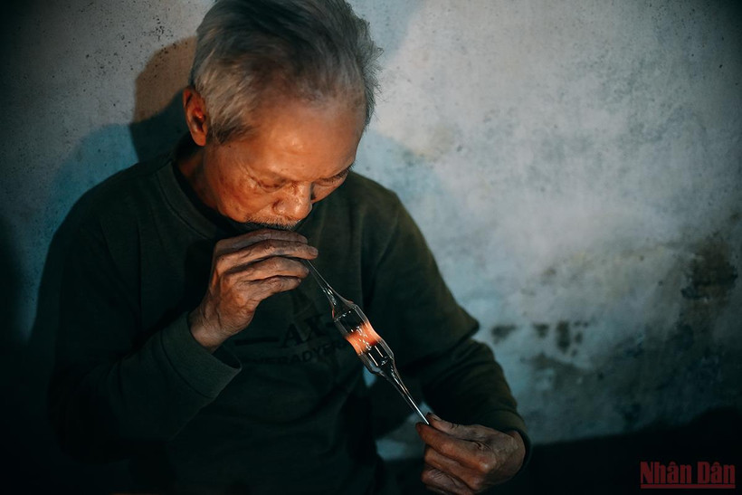Chuyện người thợ "bán hơi" bên bễ đỏ lửa