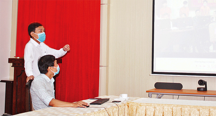 Các cán bộ Sở Thông tin và Truyền thông điều hành diễn tập vận hành thử nghiệm phần mềm hỗ trợ bầu cử vào ngày 7-5-2021.