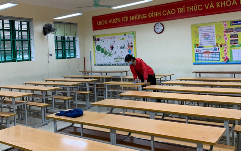 Cán bộ, giáo viên trường THCS Kỳ Bá (TP Thái Bình) tổ chức tổng vệ sinh lớp học, sẵn sàng đón học sinh khối lớp 9 đến trường.