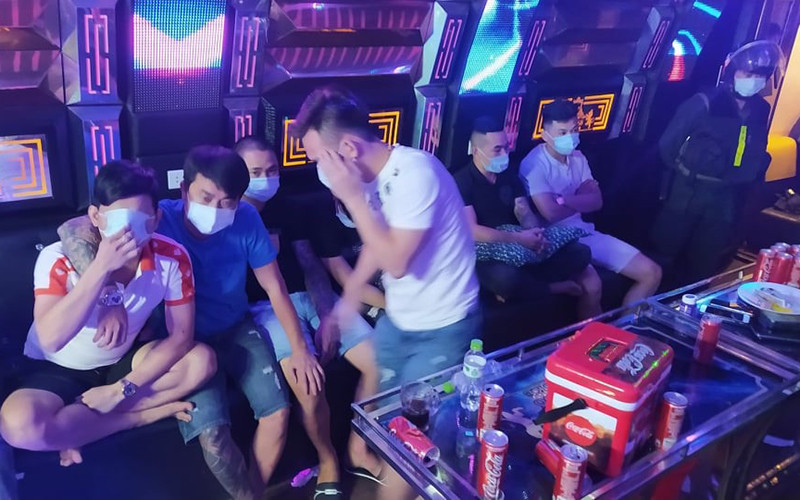 Các đối tượng tụ tập sử dụng ma túy trong quán karaoke.