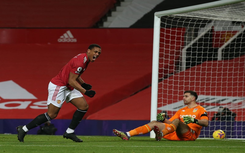 A. Martial (áo đỏ) mở tỷ số cho Man United.