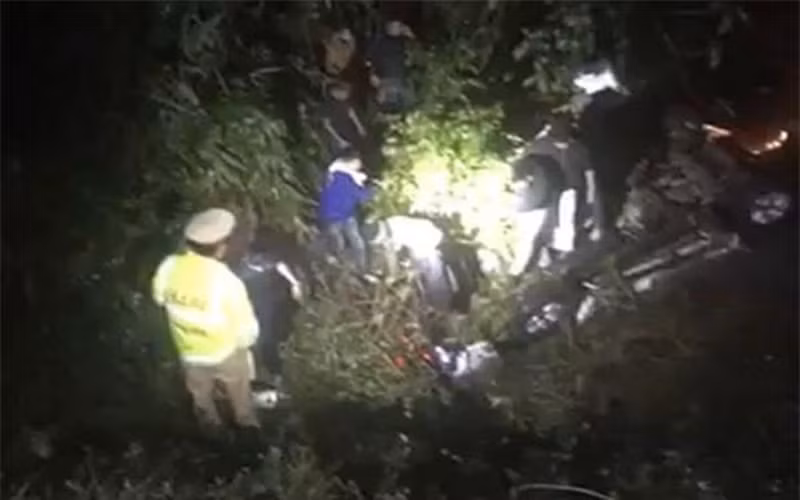 Hiện trường vụ xe bán tải mất lái lao xuống mương nước. (Nguồn: Zing)