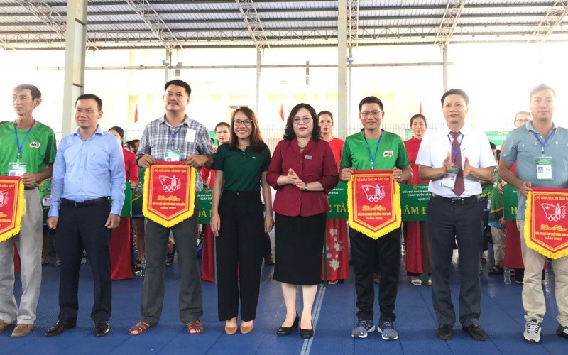 Trao cờ lưu niệm cho các đội tham gia.