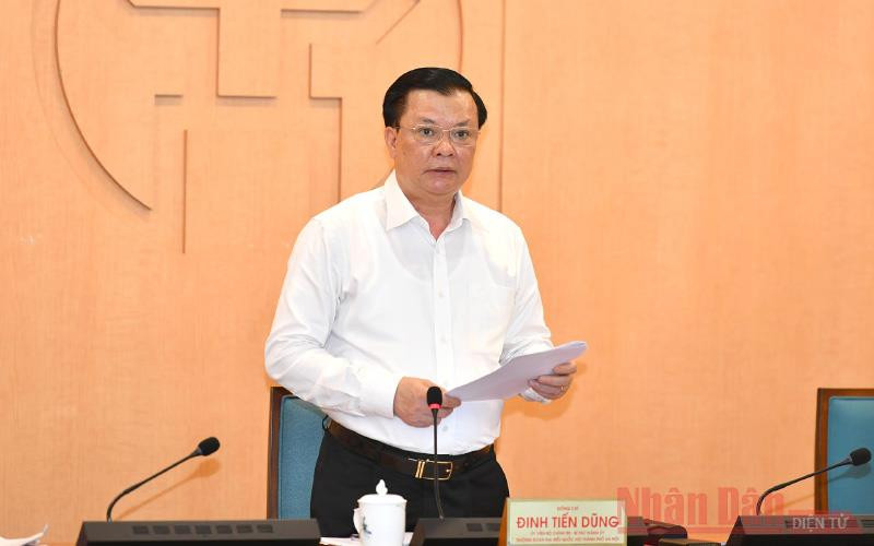 Đồng chí Đinh Tiến Dũng, Ủy viên Bộ Chính trị, Bí thư Thành ủy phát biểu kết luận cuộc họp. (Ảnh: DUY LINH)