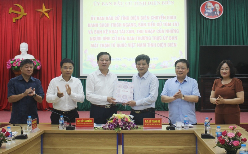 Các đồng chí lãnh đạo Tỉnh ủy, HĐND tỉnh Điện Biên chứng kiến lễ bàn giao hồ sơ người ứng cử.