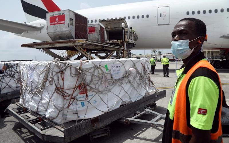 Lô vaccine Oxford/AstraZeneca thông qua cơ chế COVAX đầu tiên được chuyển đến Bờ Biển Ngà, ngày 26-2-2021. (Ảnh: Reuters)