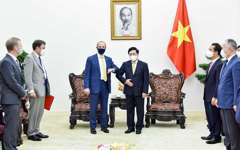 Phó Thủ tướng Phạm Bình Minh tiếp Bộ trưởng thứ nhất, Bộ trưởng Ngoại giao và Phát triển Anh Dominic Raab. (Ảnh: Báo Thế giới và Việt Nam)
