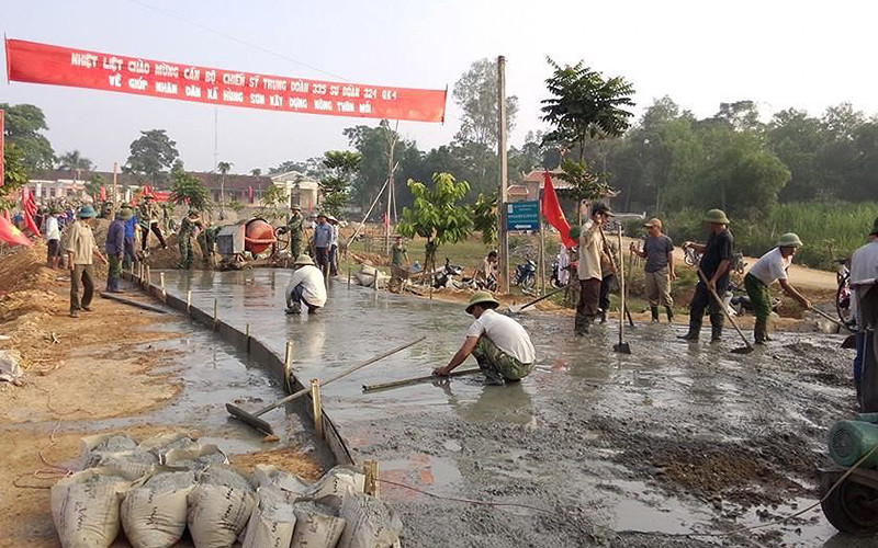 Cán bộ, nhân dân xã Hùng Sơn tổ chức làm giao thông nông thôn.