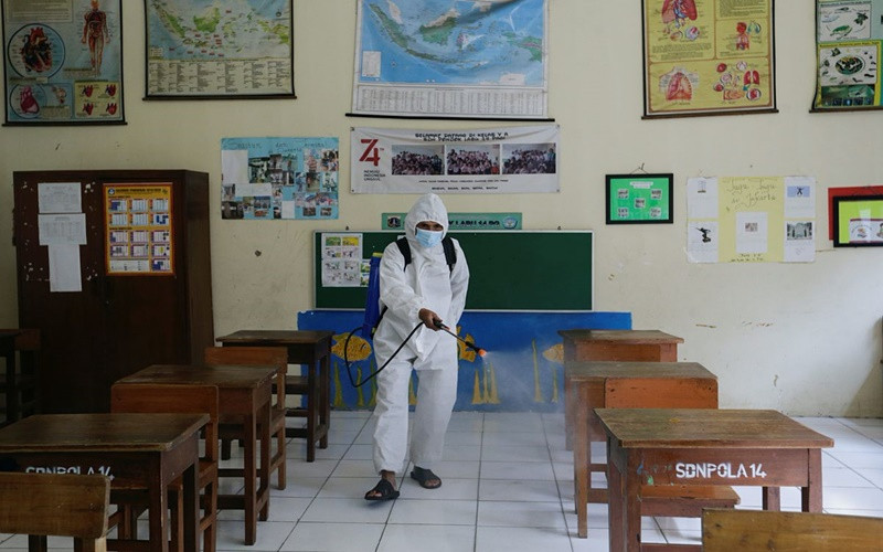 Khử khuẩn lớp học trước khi trường học mở cửa trở lại tại Jakarta, Indonesia, ngày 30/8. (Ảnh: Reuters)