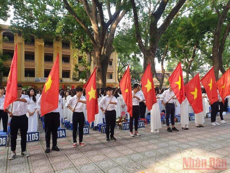 Học sinh Hà Nội trong ngày khai giảng. Ảnh tư liệu: HƯƠNG LÝ
