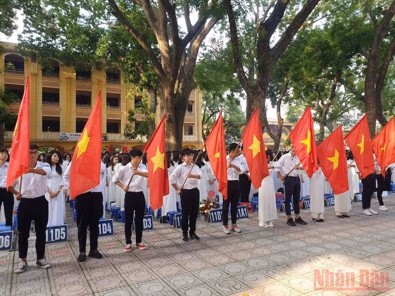 Học sinh Hà Nội trong ngày khai giảng. Ảnh tư liệu: HƯƠNG LÝ