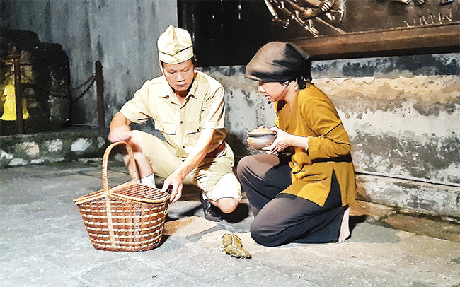 Một hoạt cảnh trong chương trình "Đêm linh thiêng 2 - Sống như những đóa hoa" tại Nhà tù Hỏa Lò.