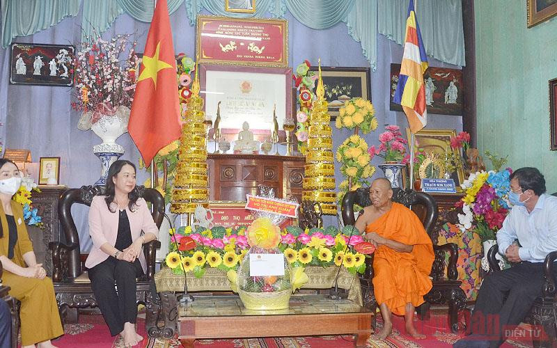 Phó Chủ tịch nước Võ Thị Ánh Xuân phát biểu tại buổi chúc mừng lễ Phật đản tại chùa Âng vào chiều 21-5.