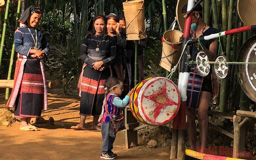 Một gia đình người Bana sinh sống và tham gia các hoạt động tại Làng Văn hóa Du lịch các dân tộc Việt Nam. Ảnh: TUYẾT LOAN