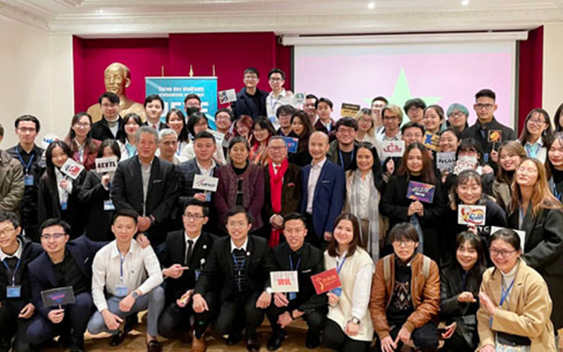 Các đại biểu và khách dự đại hội chụp ảnh kỷ niệm.