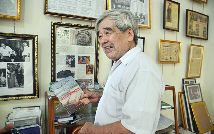 Dịch giả, nhà thơ Hoàng Thúy Toàn giới thiệu các tác phẩm văn học Xô-viết.