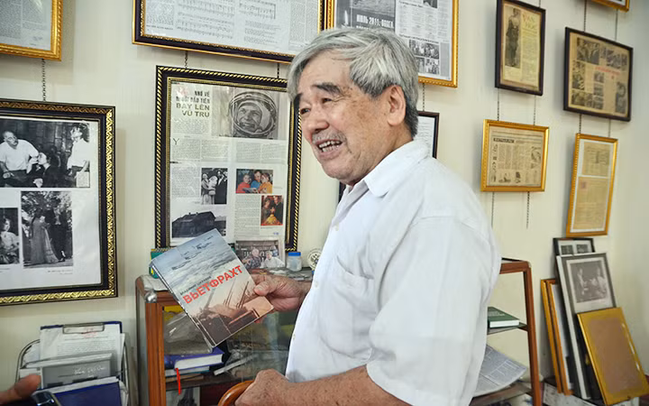 Dịch giả, nhà thơ Hoàng Thúy Toàn giới thiệu các tác phẩm văn học Xô-viết.