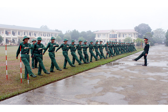 Các chiến sĩ Trung đoàn 98, Sư đoàn 316 (Quân khu 2) trong giờ huấn luyện điều lệnh đội ngũ.