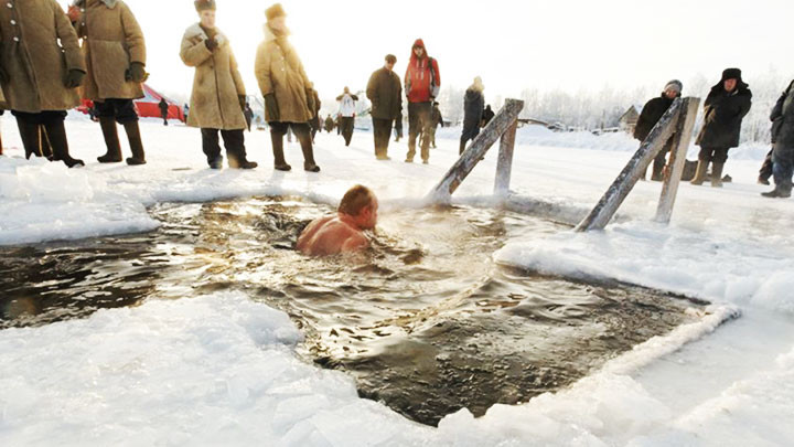 Phong tục tắm băng được duy trì tại Nga. Ảnh: PINTEREST