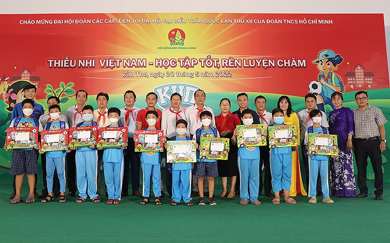 Đại diện lãnh đạo các ban, ngành, đoàn thể trao các phần quà tặng thiếu nhi tại Ngày hội.