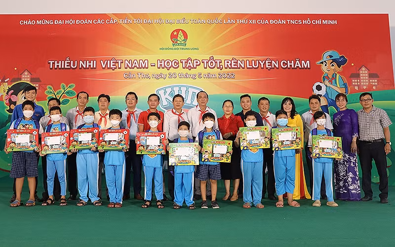 Đại diện lãnh đạo các ban, ngành, đoàn thể trao các phần quà tặng thiếu nhi tại Ngày hội.