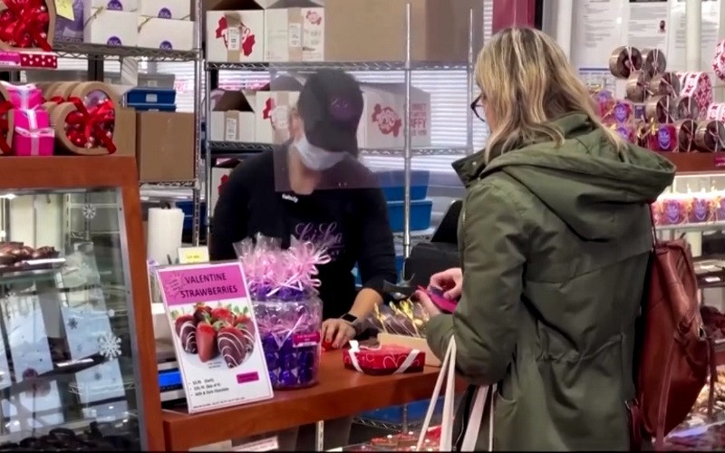 Bất chấp đại dịch, Li-Lac Chocolates vẫn dự báo lạc quan về doanh số bán chocolate dịp Valentine năm nay. (Ảnh chụp từ video của Reuters)