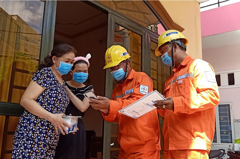 Công nhân công ty Điện lực TP Thủ Đức hướng dẫn người dân sử dụng tiết kiệm điện các thiết bị làm mát trong gia đình.