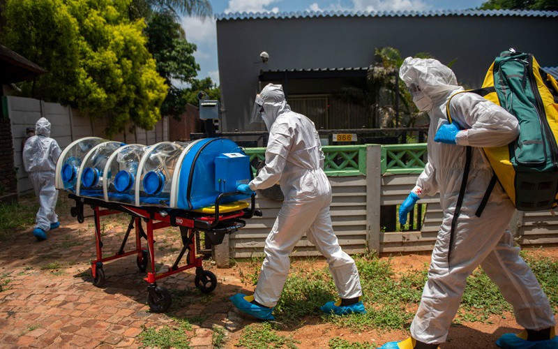 Nhân viên y tế của một đơn vị về bệnh truyền nhiễm ở Nam Phi, quốc gia đang chứng kiến sự lây lan của một biến thể mới của virus SARS-CoV-2. (Ảnh: Getty)