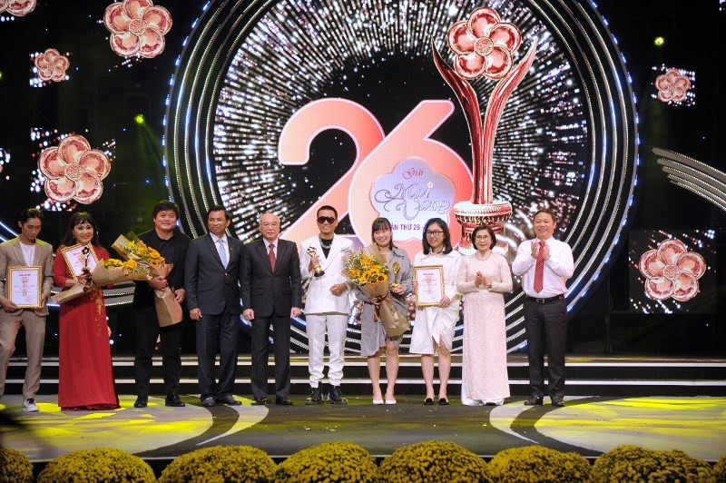 Ban tổ chức trao ba giải thưởng đã được công bố trước đó. (Ảnh: Quốc Thanh)