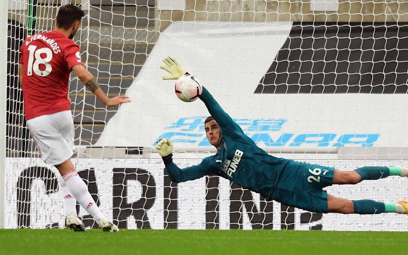 Fernandes (áo đỏ) ghi bàn thứ hai cho Man United.