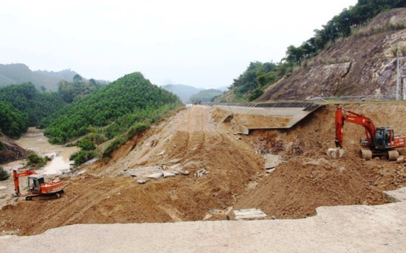 Phương tiện cơ giới xử lý bước đầu điểm kênh bị xói, trôi.