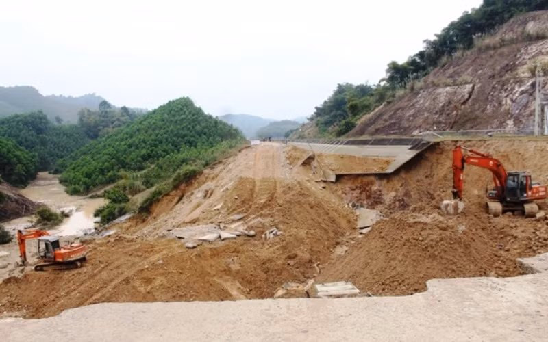 Phương tiện cơ giới xử lý bước đầu điểm kênh bị xói, trôi.