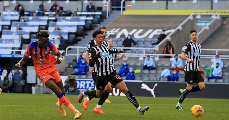 T. Abraham (áo mầu cam) ghi bàn thứ hai cho Chelsea.