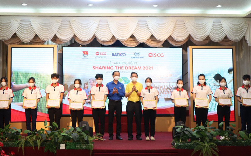Trao học bổng cho 50 học sinh trung học phổ thông tỉnh Long An có hoàn cảnh khó khăn bị ảnh hưởng bởi dịch Covid-19.