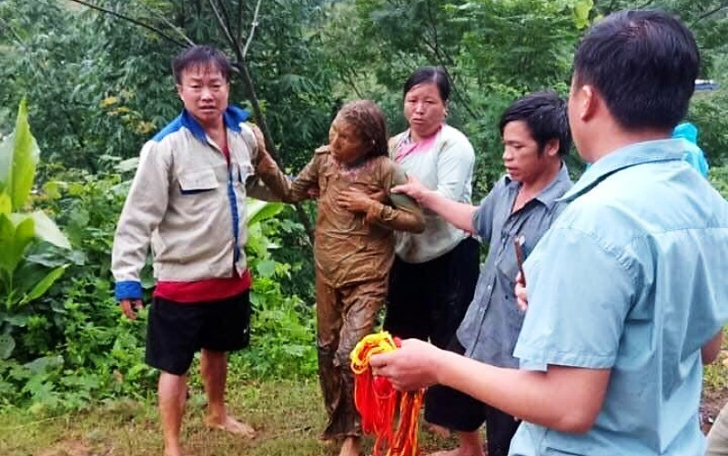 Nạn nhân Lò Thị Châu bị đất đá sạt lở vùi lấp, được người dân kịp thời cứu thoát.