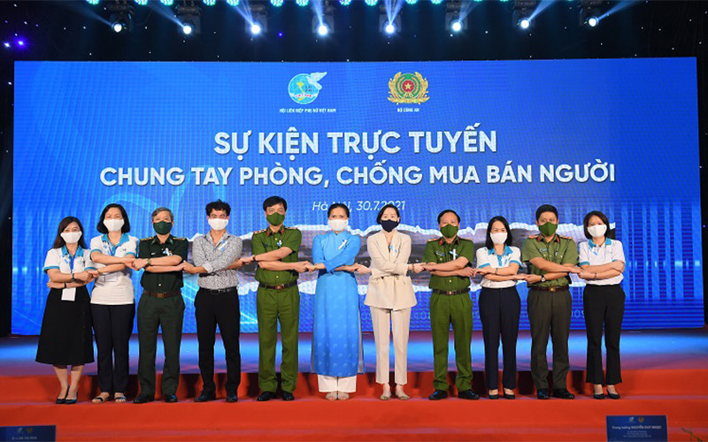 Các đại biểu cam kết chung tay phòng, chống mua bán người tại sự kiện trực tuyến Chung tay phòng, chống mua bán người do Bộ Công an phối hợp với Hội Liên hiệp Phụ nữ Việt Nam tổ chức nhân Ngày toàn dân phòng, chống mua bán người 30/7. 