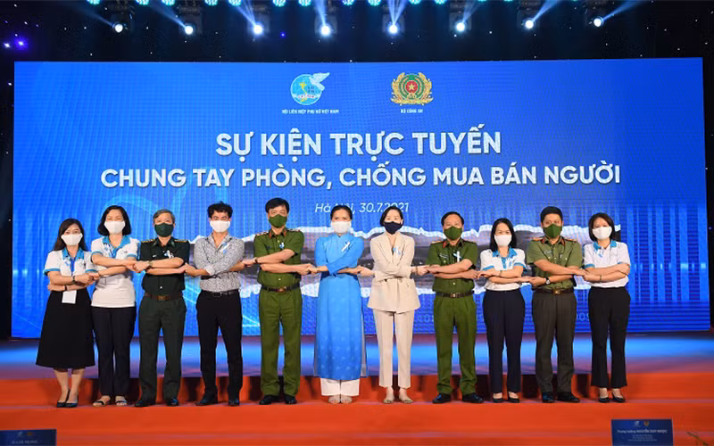 Các đại biểu cam kết chung tay phòng, chống mua bán người tại sự kiện trực tuyến Chung tay phòng, chống mua bán người do Bộ Công an phối hợp với Hội Liên hiệp Phụ nữ Việt Nam tổ chức nhân Ngày toàn dân phòng, chống mua bán người 30/7. 