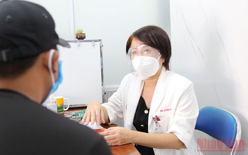 ThS, BS Doãn Uyên Vy khám cho bệnh nhân tại phòng khám Chống độc. 