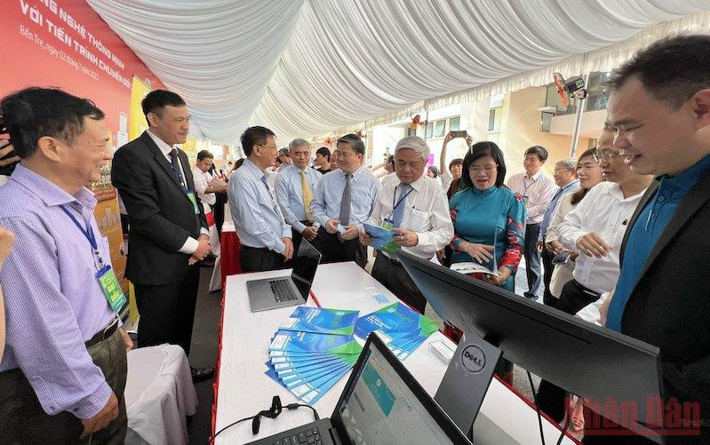 Các đại biểu tham quan các thiết bị phục vụ chuyển đổi số.