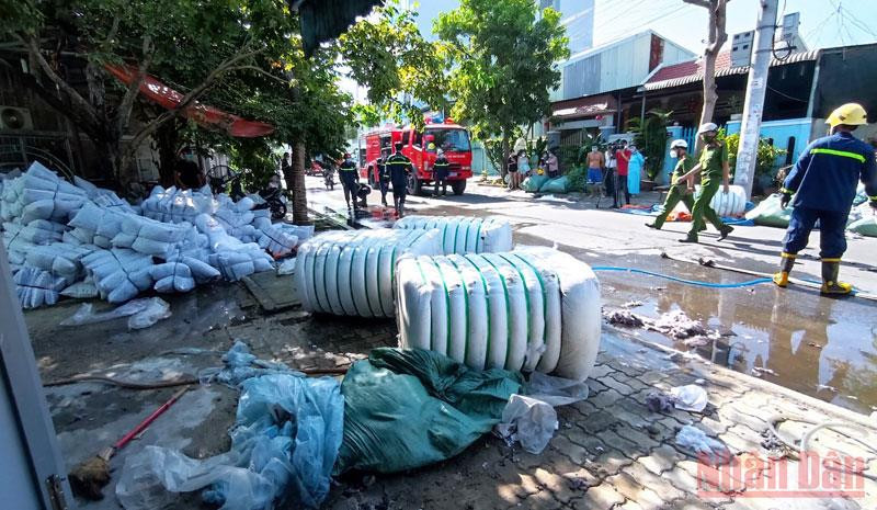 Lực lượng chức năng cùng người dân giải cứu tài sản cho chủ cơ sở sản xuất.