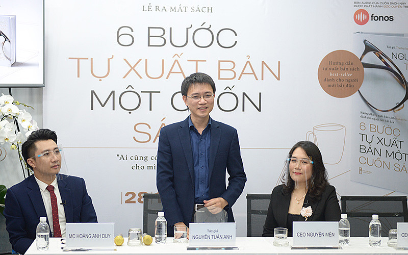 Nhà báo Nguyễn Tuấn Anh giới thiệu nội dung cuốn “6 bước tự xuất bản một cuốn sách” tại buổi lễ ra mắt. 