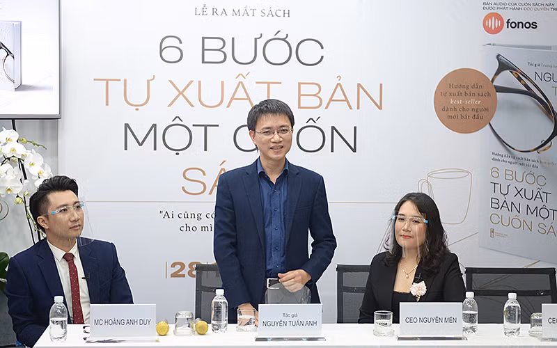Nhà báo Nguyễn Tuấn Anh giới thiệu nội dung cuốn “6 bước tự xuất bản một cuốn sách” tại buổi lễ ra mắt. 
